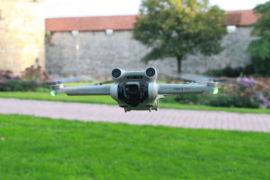 Die DJI mini 3 Pro Drohne schwebt in beim Test in der Luft.